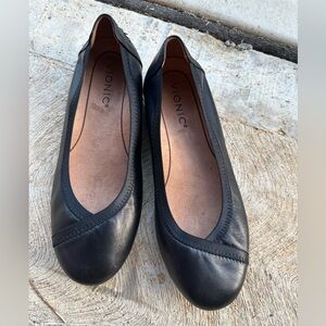 Vionic Women's Classic Black leather flats round toe women’s sz 6